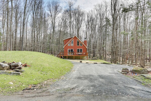 Lake Ariel Vacation Rental | 3BR | 2BA | 1,350 Sq Ft | Stairs Required