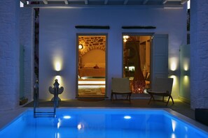 Marvelous Folegandros Apartment | 1 Bedroom Suite | Apartment Inosuke | Furnished Sun Terrace with Private Pool | Beachfront | Karavostasis