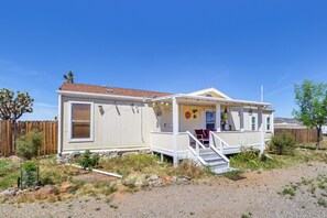 Furnished Porch | Mountain Views | 16 Mi to Joshua Tree Forest Preserve