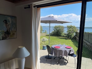 Salon donnant sur jardin et terrasse vue mer