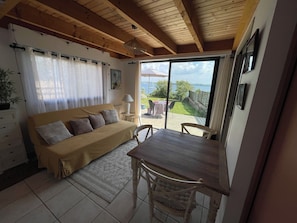 Pièce de vie donnant sur terrasse et jardin vue mer