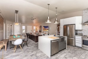 Fully stocked kitchen (blender, toaster, crockpot, pots & pans)