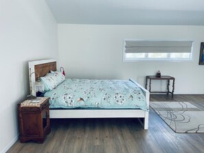 Super comfortable queen size bed.