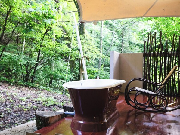 ・[Fallside] An open-air bath in the guest room surrounded by forest.