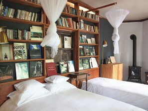 ・[Forest Camp] We have a wide variety of books available. Please feel free to pick them up and take a look.