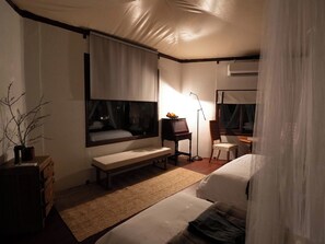 ・[Forest Camp] A large window, a table and chairs... A room where you can relax comfortably.