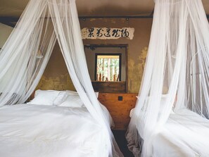 ・[Hume] Just like a princess. A bedroom with gorgeous canopy curtains.