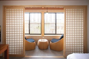 Wide veranda Please enjoy the tasteful scenery along the Ono River