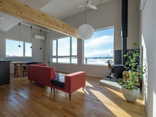 ・Living room: From the large window you can enjoy the spectacular view of the four seasons.