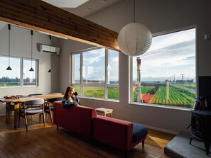 ・[Living room] An extraordinary experience living in the midst of fertile land. Lose track of time and spend a relaxing time.