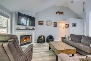 Living Room | Queen Sleeper Sofa | Fireplace | Free WiFi