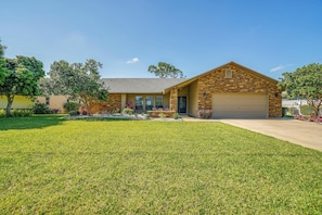Home Exterior | Private Pool | Golf Course Location