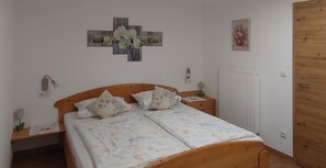Ferienwohnung Watzmann, 1-3 Personen, 60 qm, Schlafzimmer-Schlafzimmer mit Dachfenster