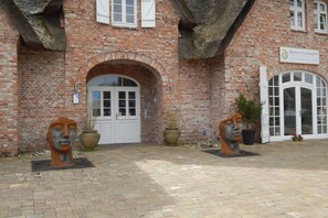 Entrance / Reception