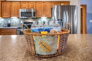 Sweet treats and refreshing sips, all in one cozy basket! 🍪💧 Perfect for unwinding and enjoying the little things during your stay. Enjoy!