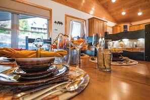 This charming dining area with its rustic wooden ceilings and cozy lighting sets the perfect scene for family meals and great conversations. Make yourself at home and savor every moment! 🍴✨