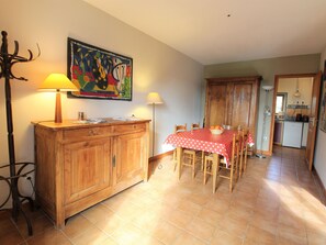 Salle à Manger qui dirige vers la cuisine