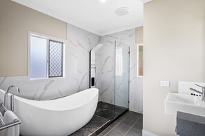 Master Ensuite 1