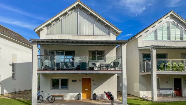 Exterior View, Muntjac Lodge, Bolthole Retreats