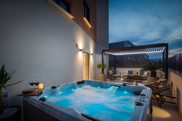 Jacuzzi exterior en la terraza totalmente vallada del apartamento de lujo Silvery