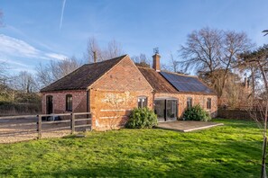 Harnser Barn, Tittleshall: Surrounded by farmland