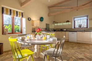 Harnser Barn, Tittleshall: Kitchen and dining area