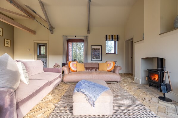 Harnser Barn, Tittleshall : Light, bright sitting area with wood-burning stove