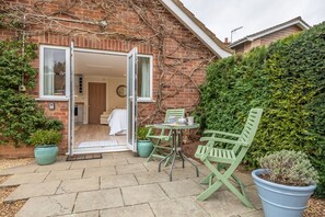 Little Redwings, Brancaster Staithe: Garden patio with bistro set
