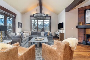 2.2-mountain-village-elkstone-retreat-living-room2