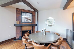 2.4-mountain-village-elkstone-retreat-dining-area