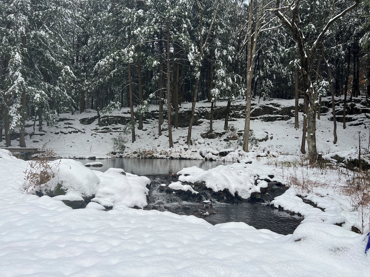 Peaceful 2-bedroom, 1-bath cottage with private waterfall on a spring fed creek.