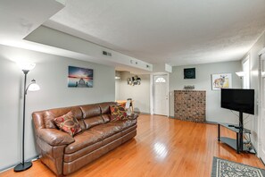 Living Room | 1st Floor | Flat-Screen TV | Central A/C | Free WiFi