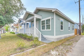 Home Exterior | Electric Heating | Walk to Beach