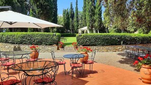 Activities, Amenities, Balcony / Terrace / Patio, Building Exterior, Facilities, Garden, Living Room, Main Entrance, People, Pool, Spring, Summer, Wellness