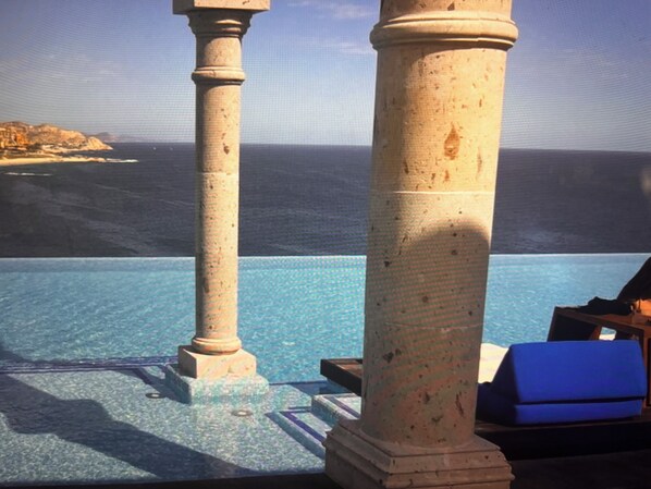 Roof top infinity pool and hot tub