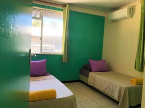 Chambre à coucher avec deux lits simples