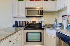 Atlantic Towers 409-large-011-050-Kitchen-1500x999-72dpi