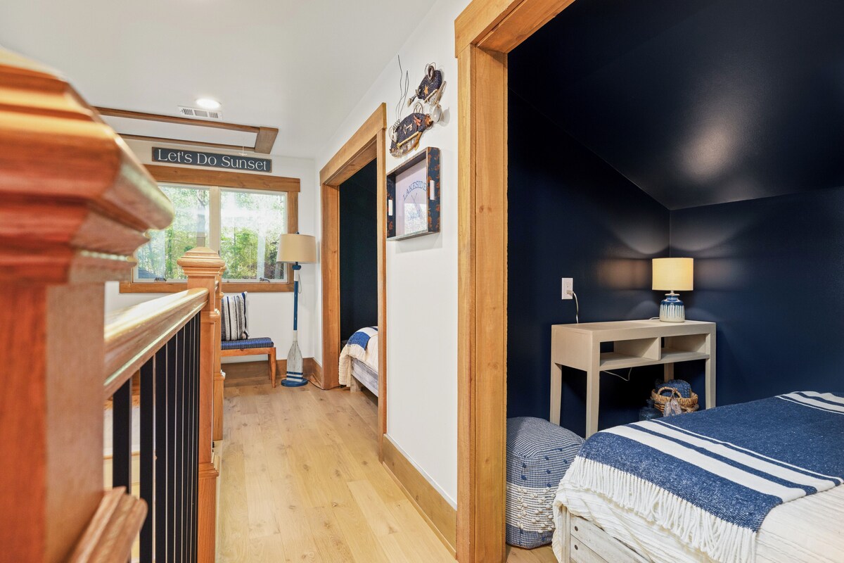 Lake Cabin! Private Dock/Hot Tub/8 Beds/Pool Table/Ping Pong Table