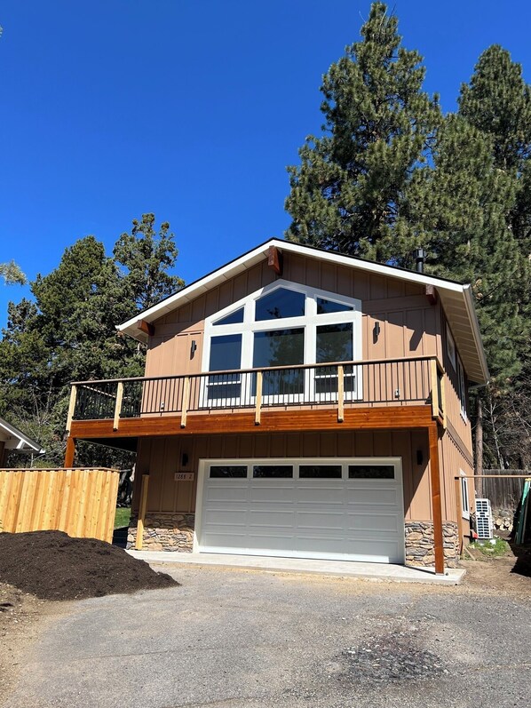 Chalet20Front20view20below20driveway20copy