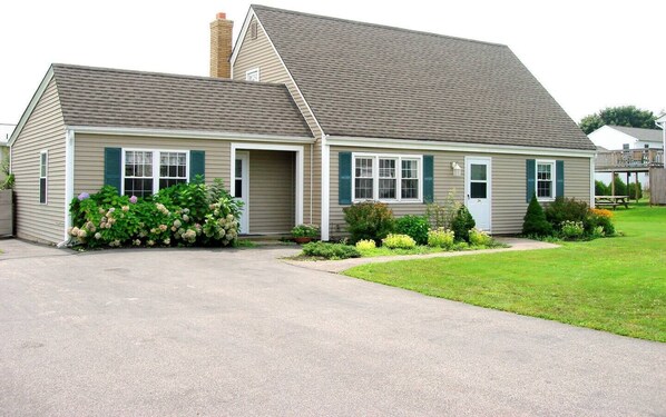 24 Davisville Lane - Front Exterior - Large Driveway 