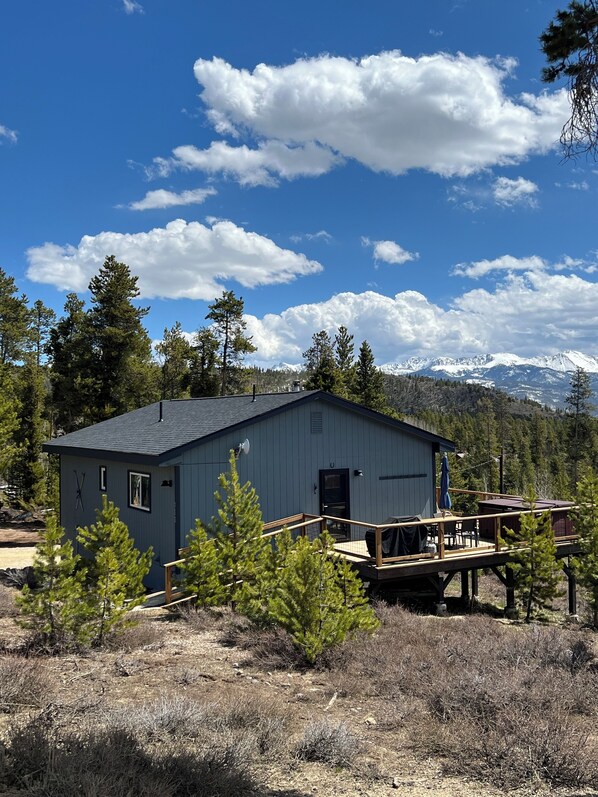 Cozy cabin with deck overlooking the Continental Divide