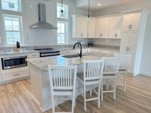 OB102: Ocean Breeze 102 |  TL Kitchen - Island Seating for 4