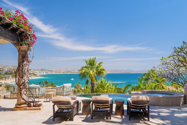 The amazing view at the day in the pool!