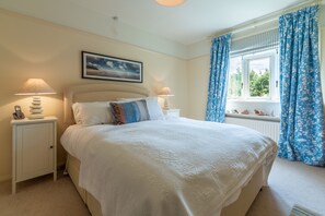 Orchard Cottage, Wells-next-the-Sea: Master bedroom with king size bed