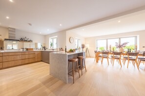 Monterey House, Thornham: Kitchen with sit up bar stools and dining area