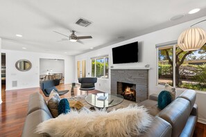 Family Room w Smart TV & Fireplace