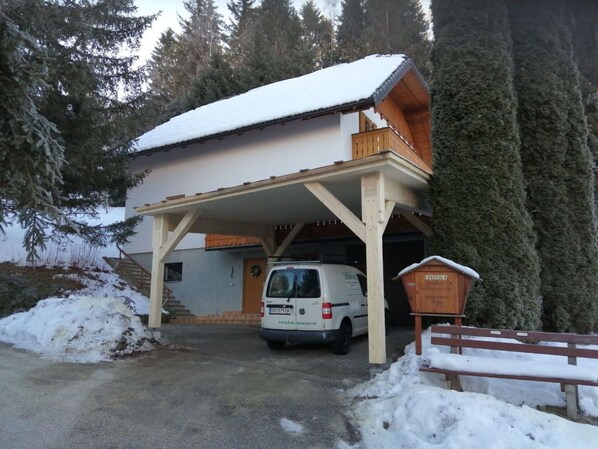 Neige, Plante, Bâtiment, Propriété, Véhicule, Voiture, Maison, Roue, Arbre, Fenêtre