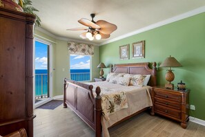 King Size Master Bedroom with Amazon Ocean Views!