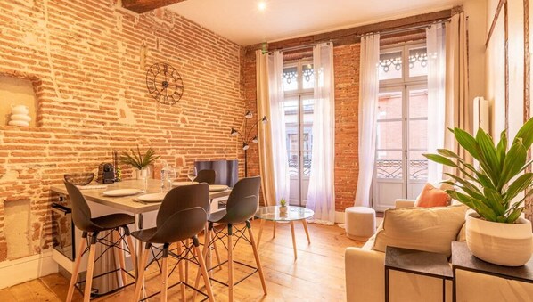 espace séjour avec canapé lit, télévision et coin repas