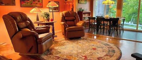 Big Pines living room with 2 leather recliners, perfect for relaxing.